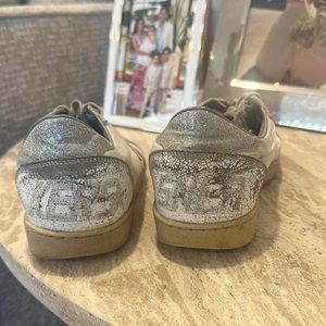 Size 39 golden goose sneakers. Signs of wear but super comfortable !!!